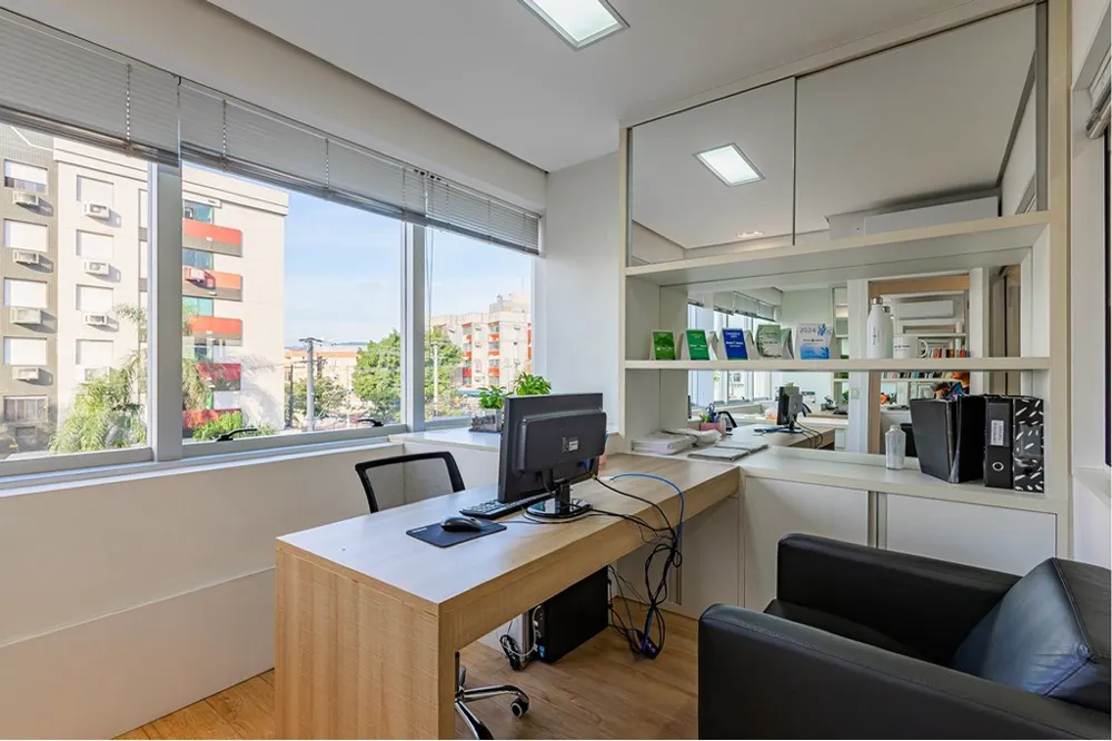 Sala para venda no bairro Chácara das Pedras em Porto Alegre
