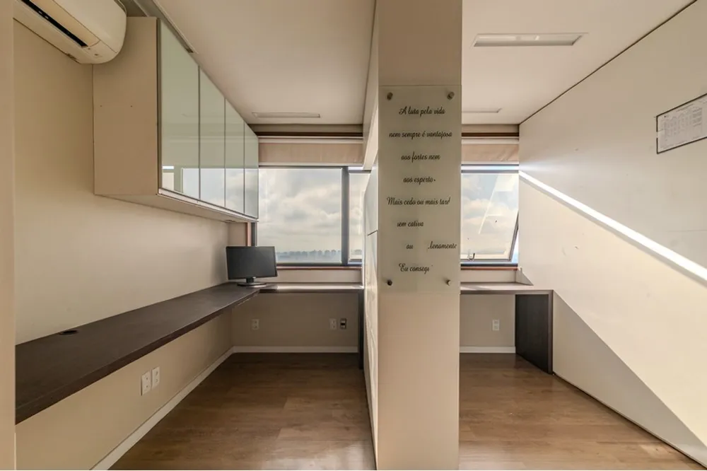 Sala para venda no bairro Três Figueiras em Porto Alegre