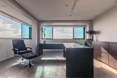 Sala para venda no bairro Três Figueiras em Porto Alegre