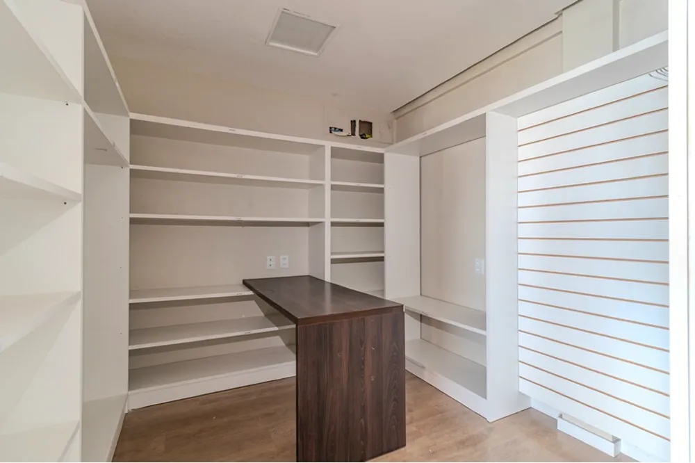Sala para venda no bairro Três Figueiras em Porto Alegre