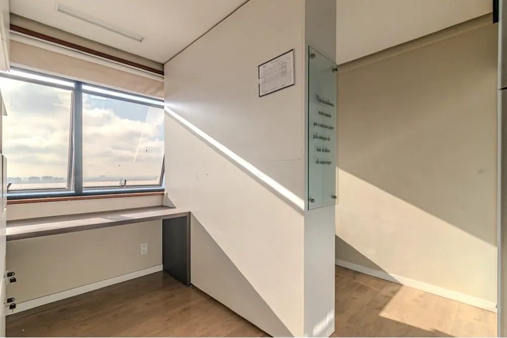 Sala para venda no bairro Três Figueiras em Porto Alegre