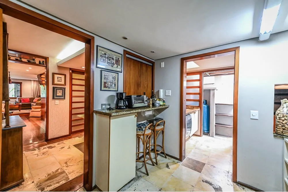 Casa em Condomínio para venda no bairro Três Figueiras em Porto Alegre