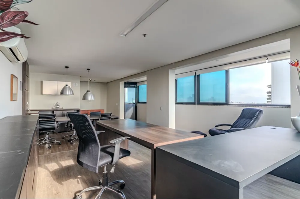 Sala para venda no bairro Três Figueiras em Porto Alegre