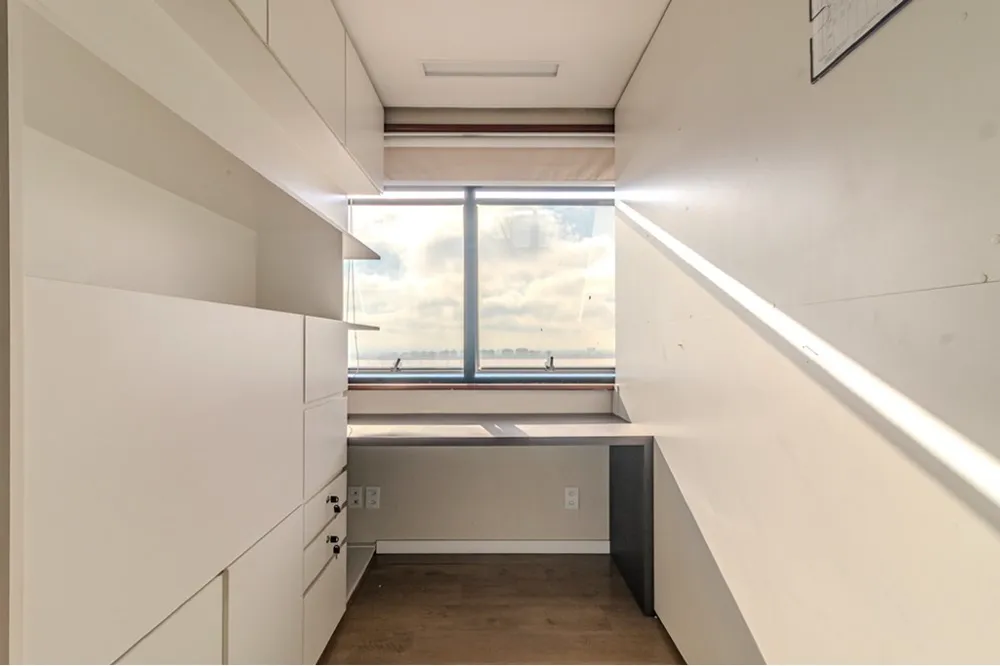 Sala para venda no bairro Três Figueiras em Porto Alegre