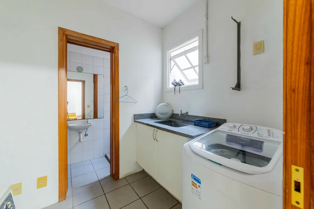 Casa em Condomínio para venda no bairro Três Figueiras em Porto Alegre