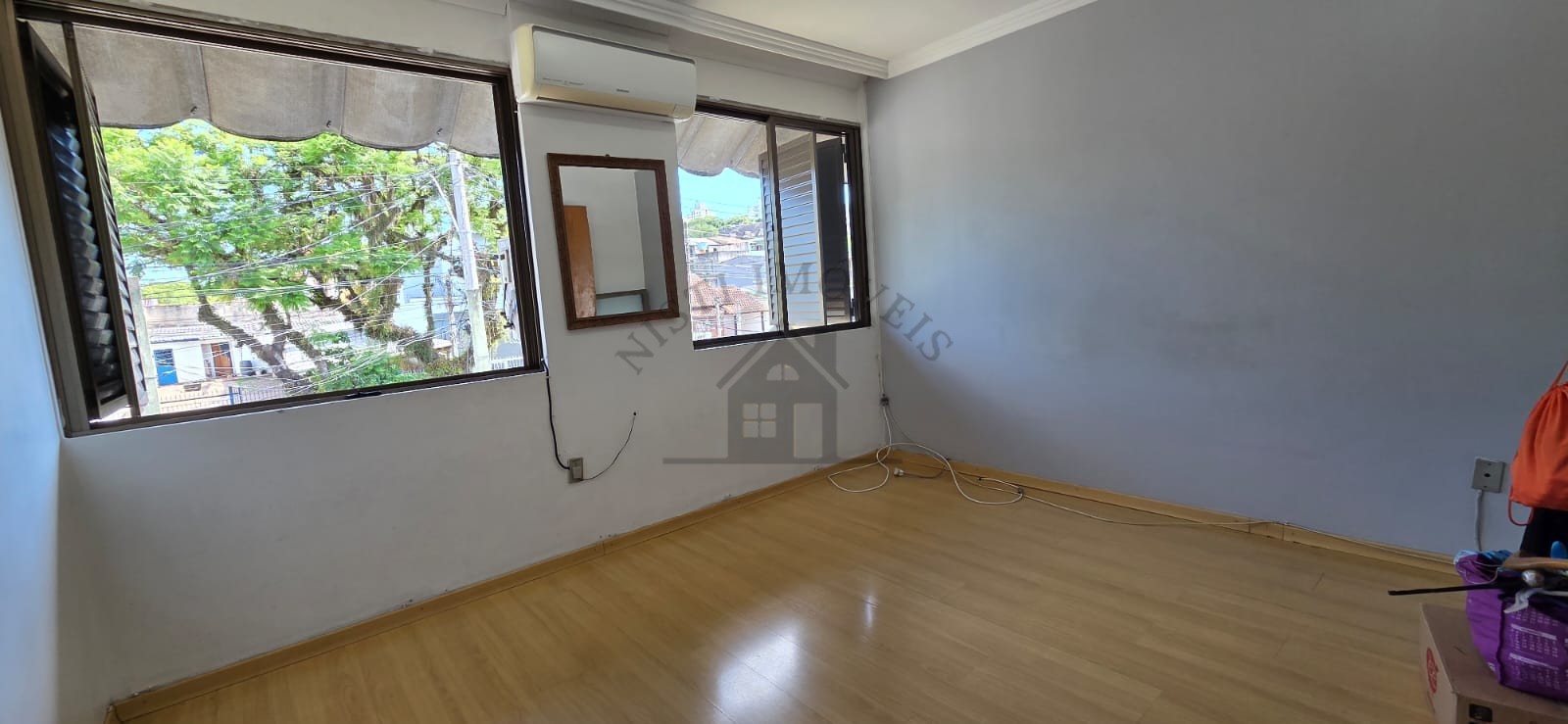 Casa 3 quartos para Venda no bairro JARDIM SABARÁ em Porto Alegre