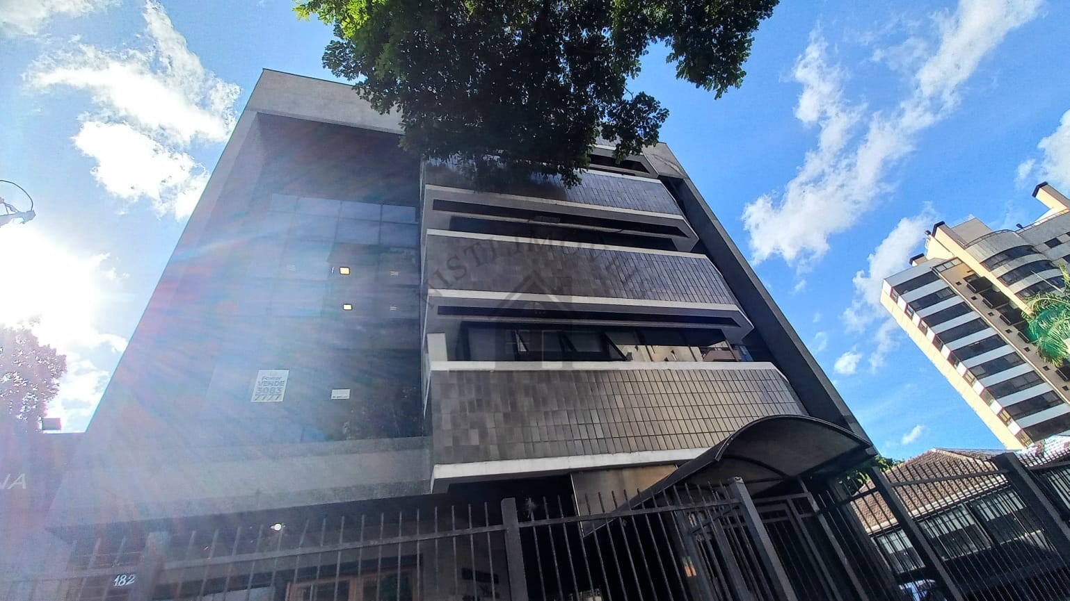 SALA COMERCIAL - BAIRRO NOBRE DE PORTO ALEGRE