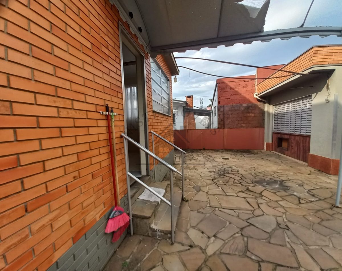 Casa 6 quartos para Venda no bairro Jardim São Pedro em Porto Alegre